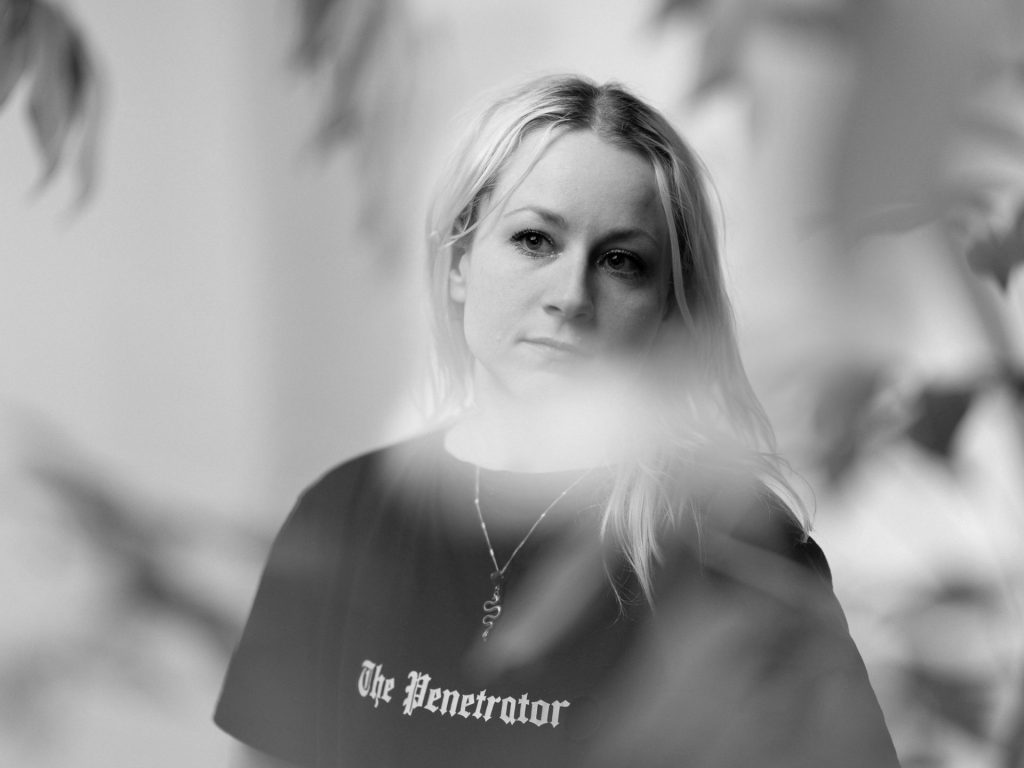 Taiteilija Sofi Häkkinen. lähikuva ihmisestä