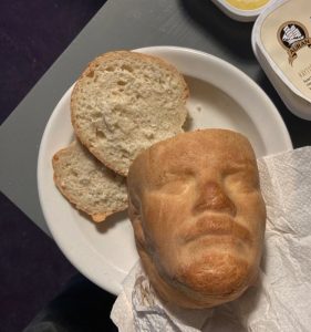 leipä joka on muodoltaan ihmisen kasvot